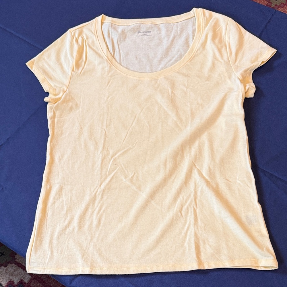 No Boundaries Women's Soft Yellow Short Sleeve Top